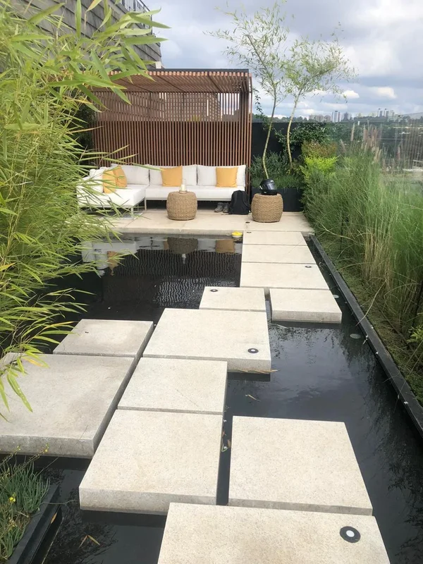 Piscina com deck